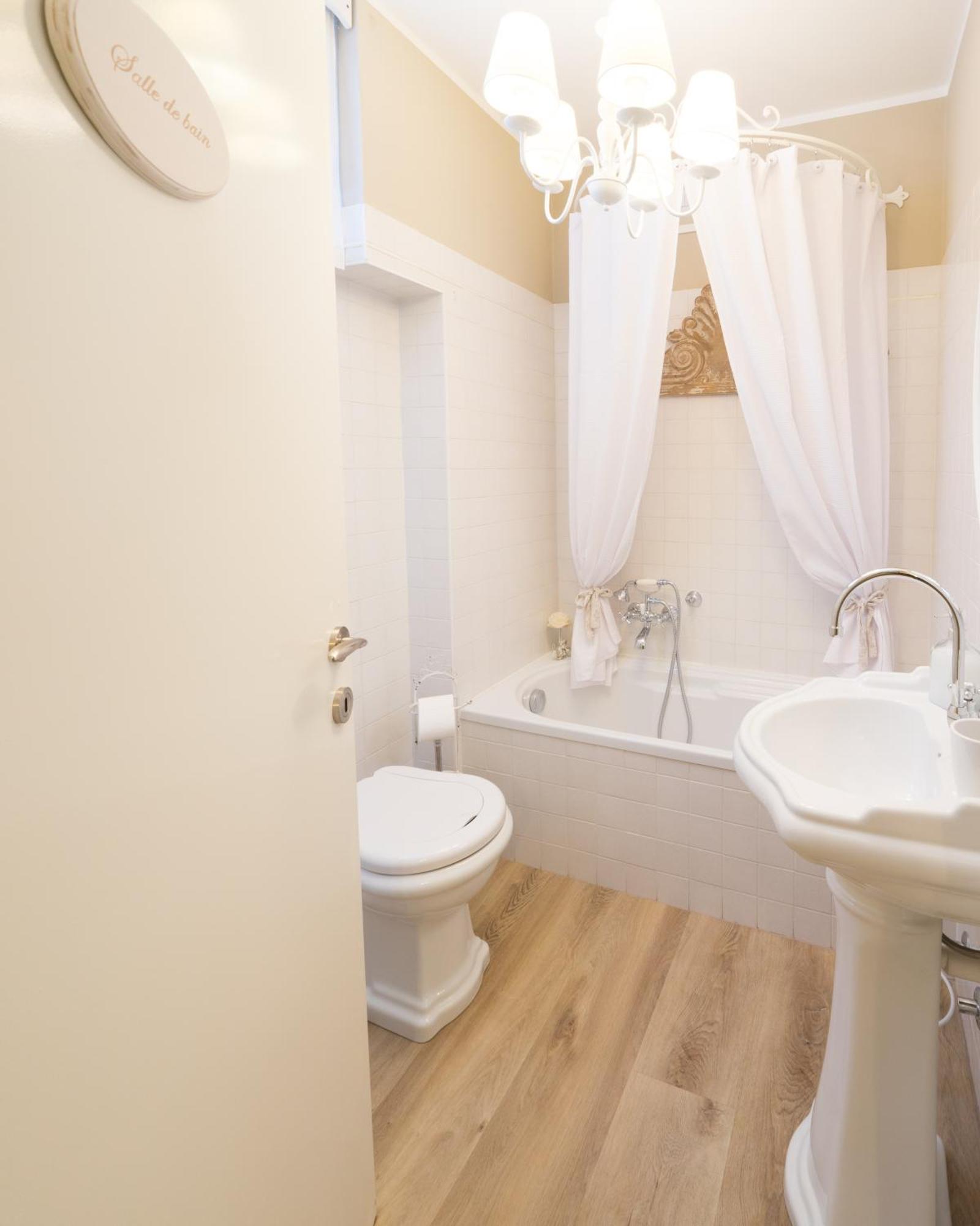 Bnbook Maison Charlotte Casa Vacanza con 2 camere da letto Lago Maggiore Porto Valtravaglia Esterno foto
